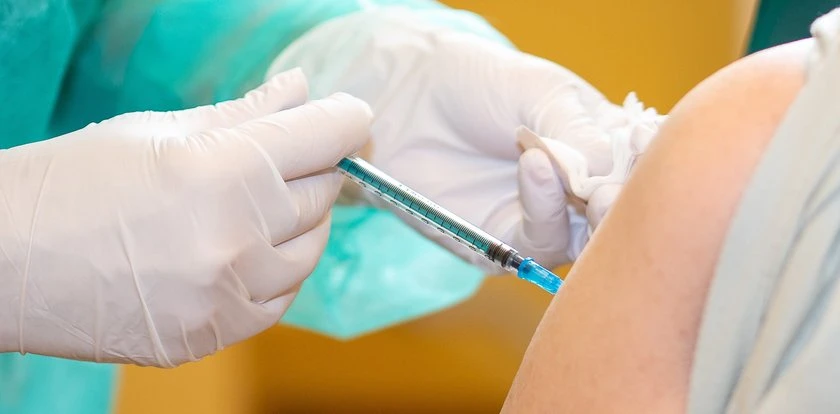 Zaszczepiłeś się? Nie leż na słońcu. Pięć zasad bezpieczeństwa po zastrzyku
