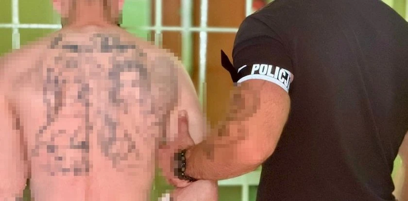 Mężczyzna z tatuażami i kobieta w rękach policji. Mają związek z zabójstwem