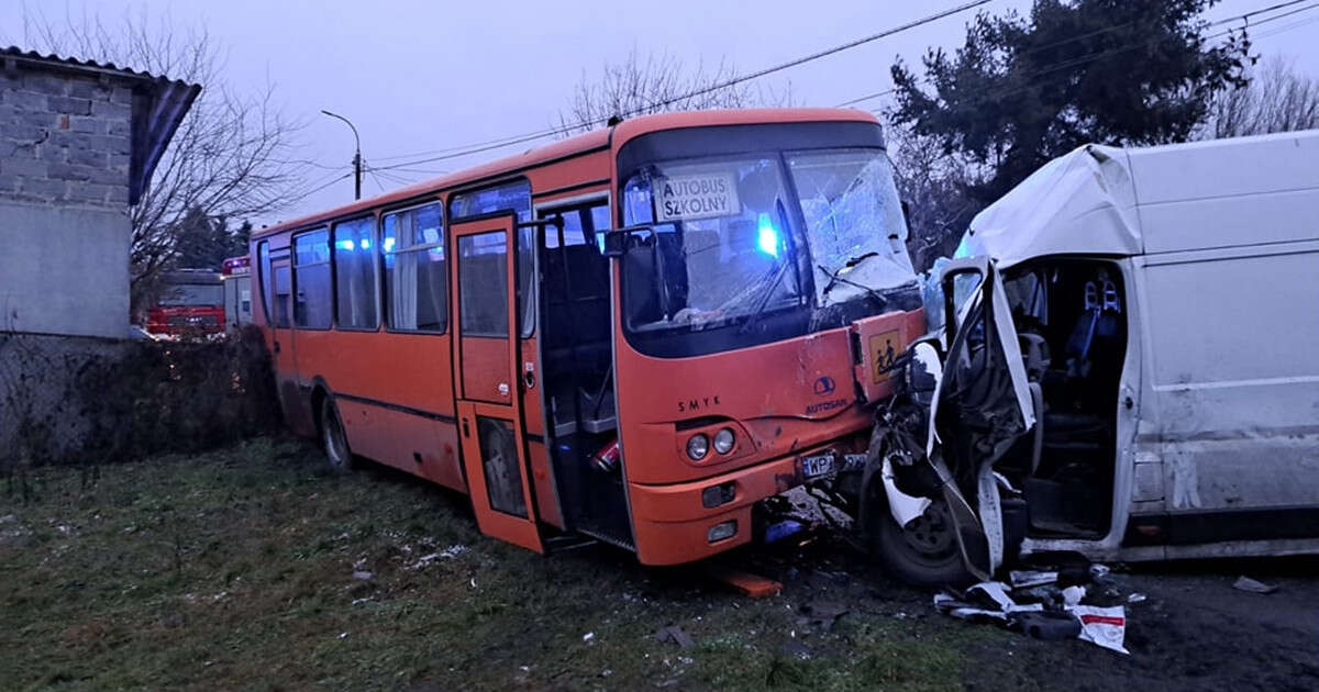 Autobus szkolny zderzył się z dostawczakiem. Są ranne dzieci, kierowca w szpitalu