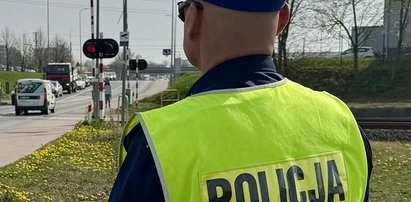 Maszynista, widząc auto na torach, hamował aż leciały iskry. Ocalony kierowca uciekł