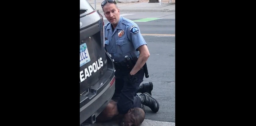 Klęczał zatrzymanemu na szyi, aż go udusił. Policjant usłyszał wyrok. 