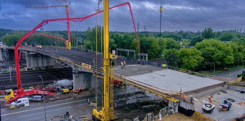 Wiadukt na Chełmżyńskiej ma juz betonowa wylewkę! To ważny etap prac. Kiedy koniec robót?