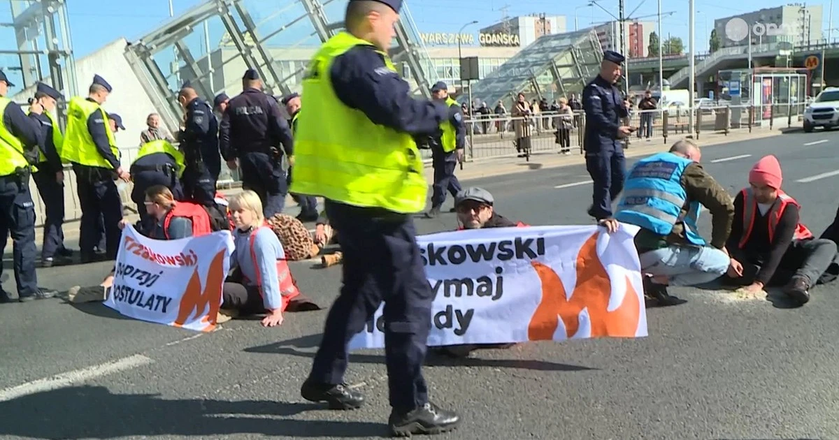 Aktywiści znowu przykleili się do jezdni w Warszawie. 