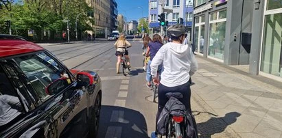 Nawet jeżdżąc w kaskach, rowerzyści łamią prawo. Często o tym nie wiedzą