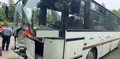 Wypadek autokaru z dziećmi jadącym na wycieczkę. Ratowali ich strażacy z OSP