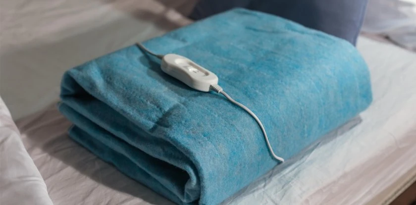 Tanie koce elektryczne, które otulą i ogrzeją jesienną porą. Idealne dla seniora!