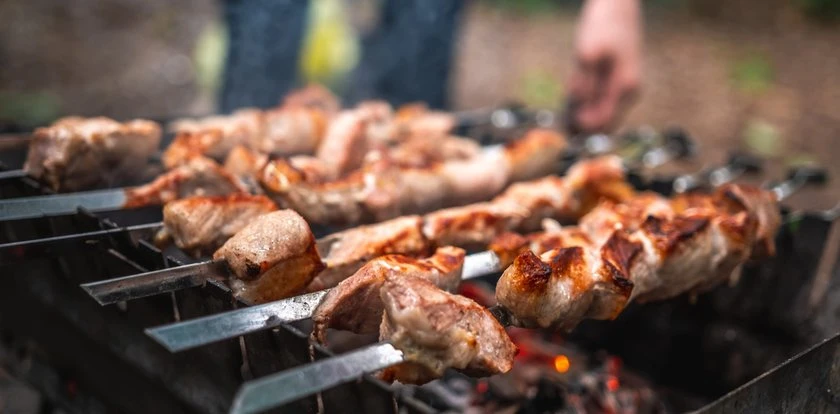 Ten węglowy grill turystyczny robi furorę. Jest ze stali, kosztuje grosze. Idealny na plażę