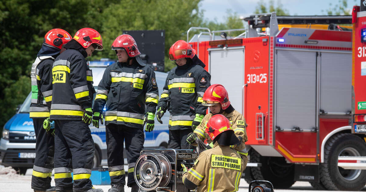 Duży pożar w Warszawie. Na miejscu specjalna jednostka straży pożarnej