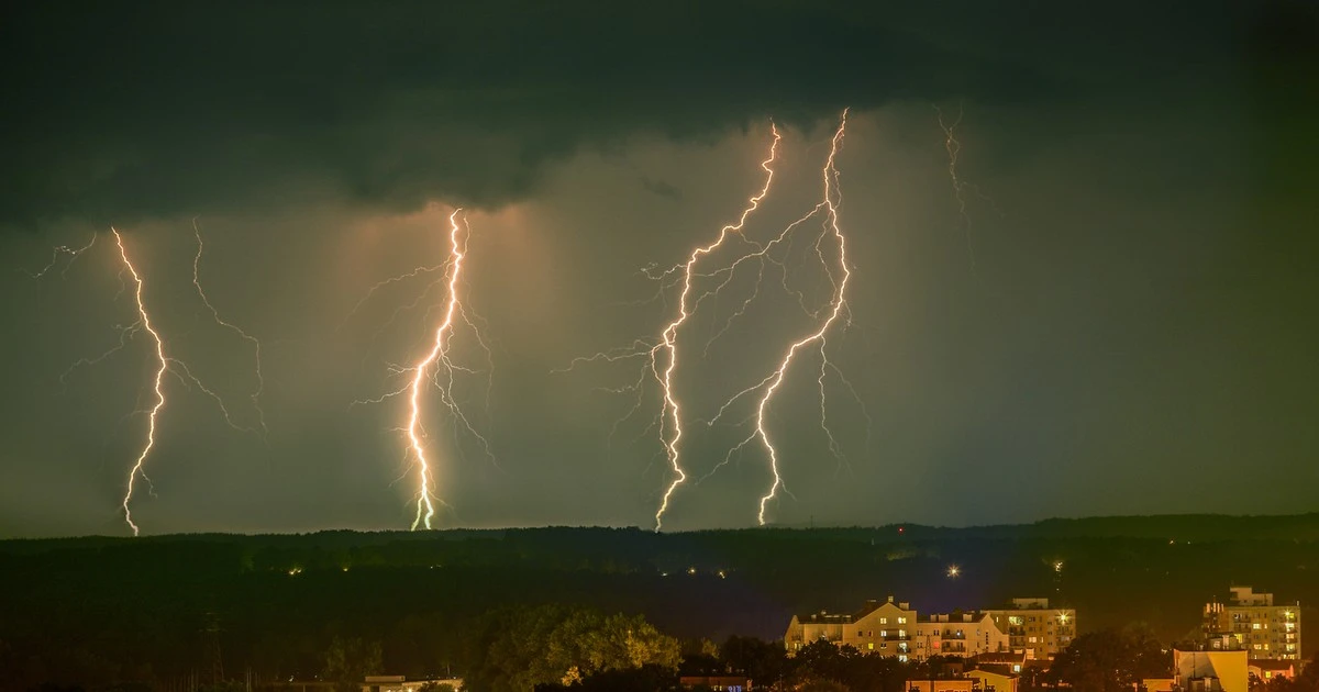 Superkomórki burzowe nad Polską. Fragment dachu ranił kobietę