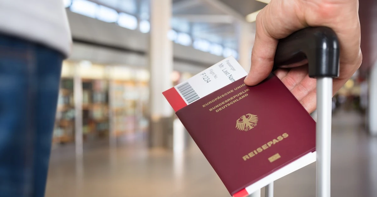 Demokracja czy NRD bis? Niemieckie władze próbują zatrzymać obywateli, którzy chcą uciec za granicę przed gospodarczą katastrofą