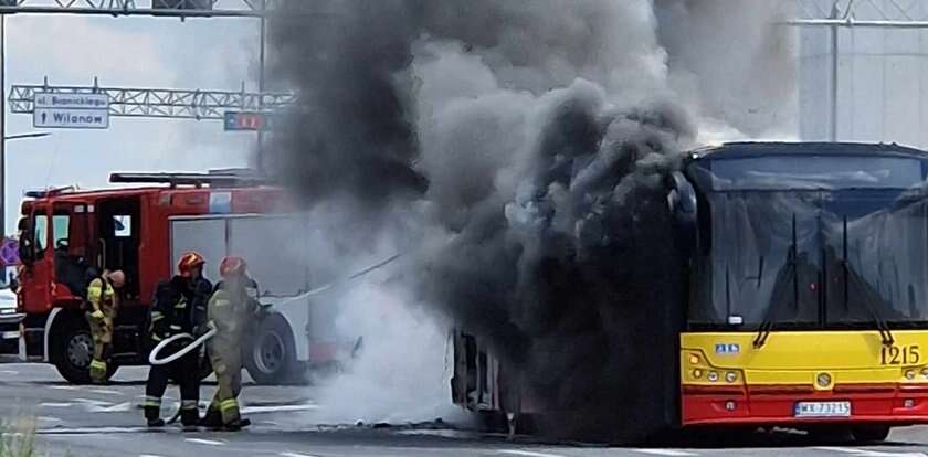 Autobus w stolicy niespodziewanie stanął w płomieniach. Co za zdjęcia!