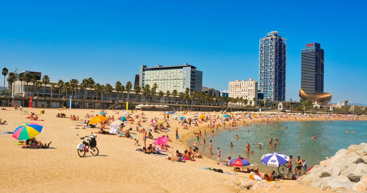 Strajk ratowników na plażach w Barcelonie w środku sezonu. Niemal doszło do tragedii