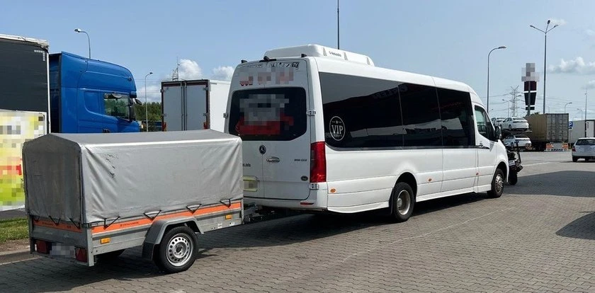 Przewoził busem 14 osób, był kompletnie pijany. Po zatrzymaniu miał dla policjantów propozycję