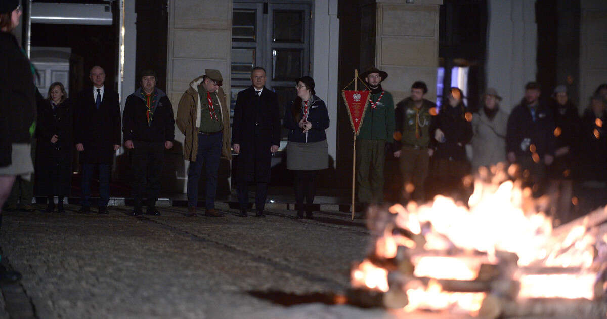 Ognisko przed Pałacem Prezydenckim. Andrzej Duda przyjął delegację harcerzy