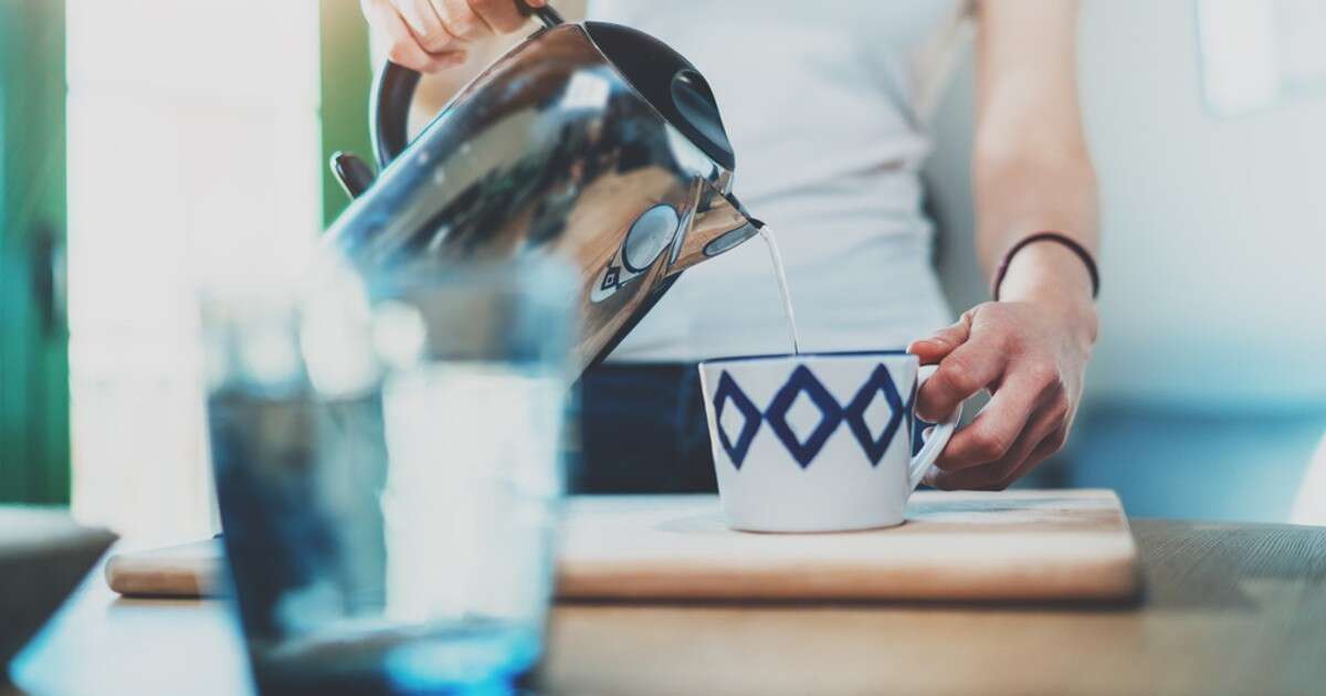 Do szklanki włóż metalową łyżeczkę i nalej wrzątek. Ten trik nie ma sobie równych