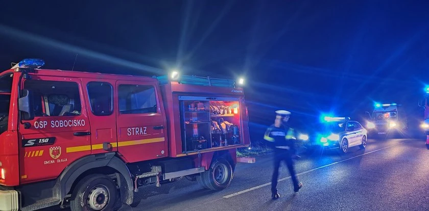 Tragedia pod Oławą. Motocykl stanął w płomieniach, auto zatrzymało się w rowie