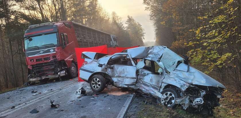 Dramat na Śląsku. Kierowca zginął na miejscu. Samochód wygląda jak sprasowany