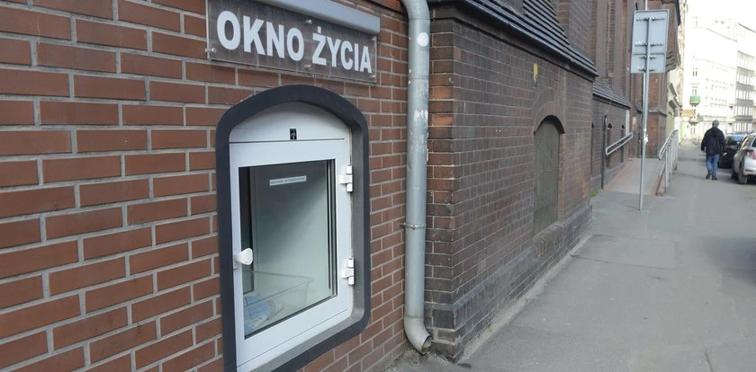 2-letni chłopiec w oknie życia we Wrocławiu. 