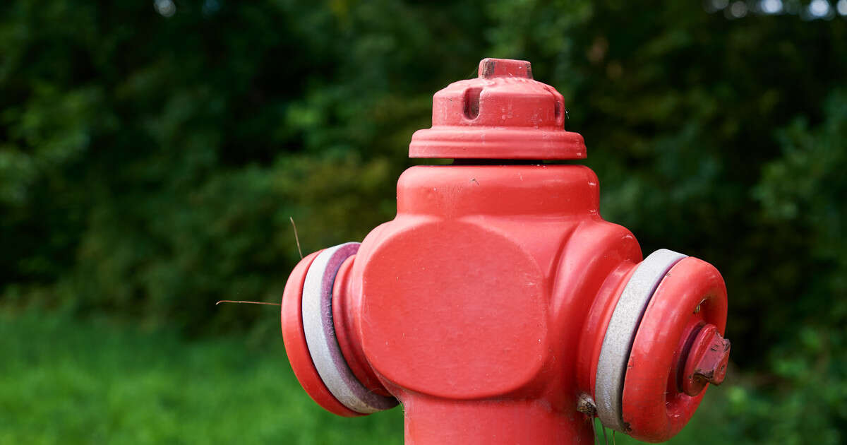 Słup wody trysnął z hydrantu. 