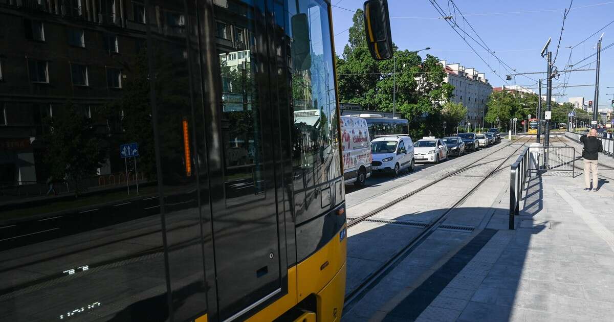 Fragment torowiska przebił podłogę w tramwaju. Metalowy element ranił pasażera