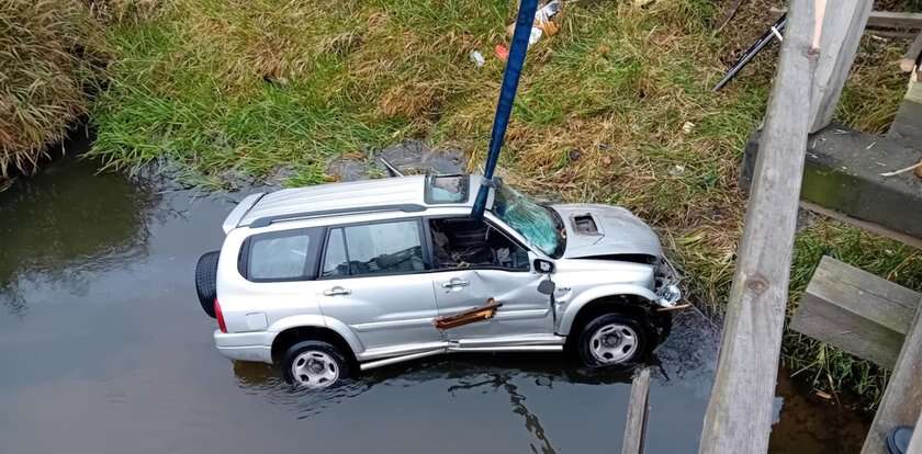 Dramat na moście. Samochód przebił bariery i wpadł do wody