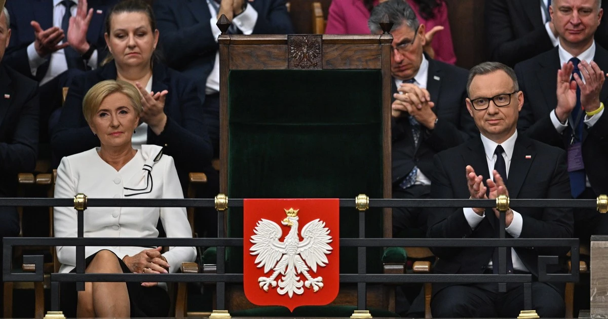 Tak Andrzej Duda zachował się na zaprzysiężeniu Karola Nawrockiego. Symboliczny gest [WIDEO]