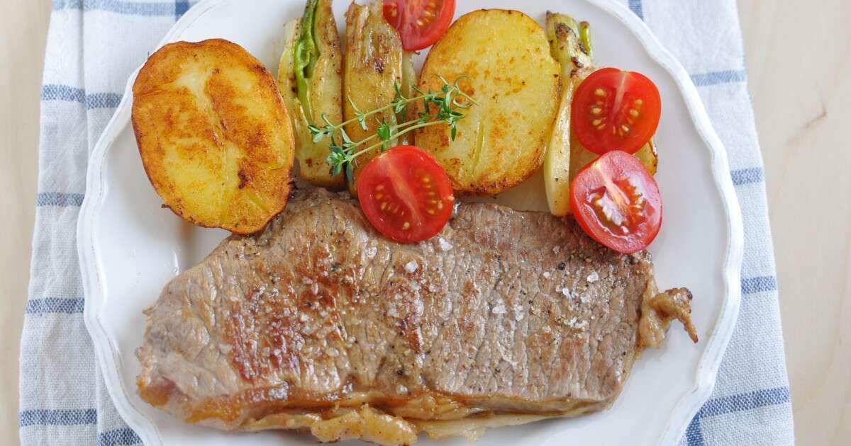 To danie uchodziło w PRL-u za rarytas. Płaski kotlet z cebulą podawały najlepsze restauracje