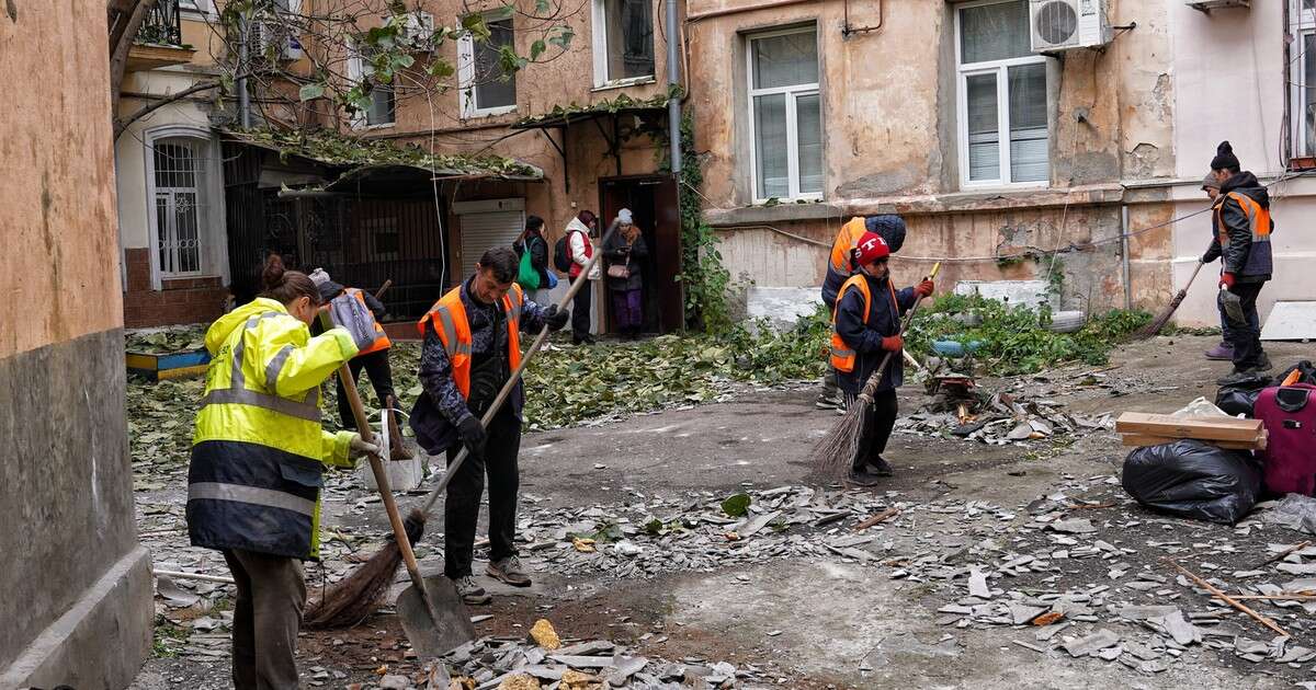 Zmasowany atak rosyjskich dronów. Są ofiary wśród cywili [RELACJA NA ŻYWO]