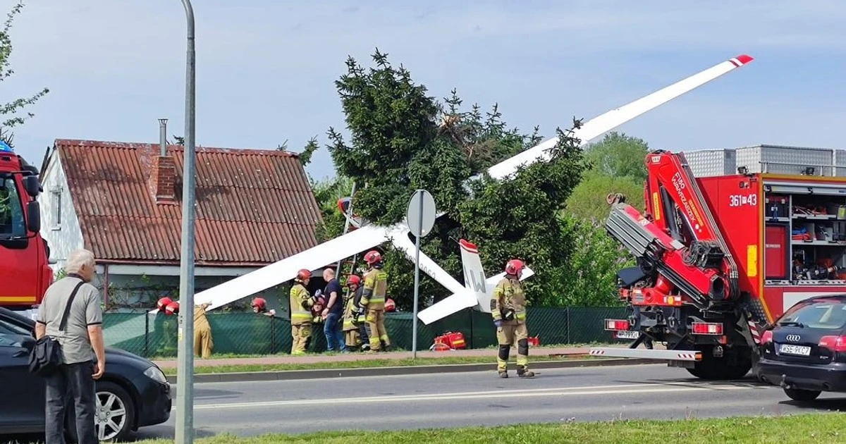 Groźny wypadek w Płocku. Szybowiec uderzył w drzewo