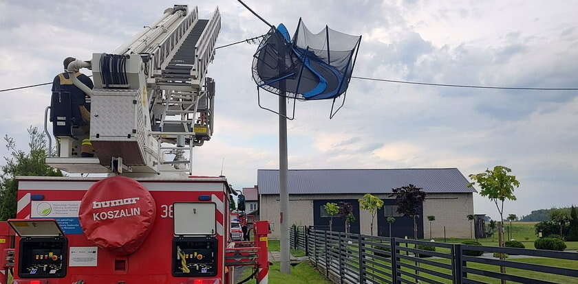 Niespodziewane skutki wichury. Trampolina zawisła kilka metrów na ziemią