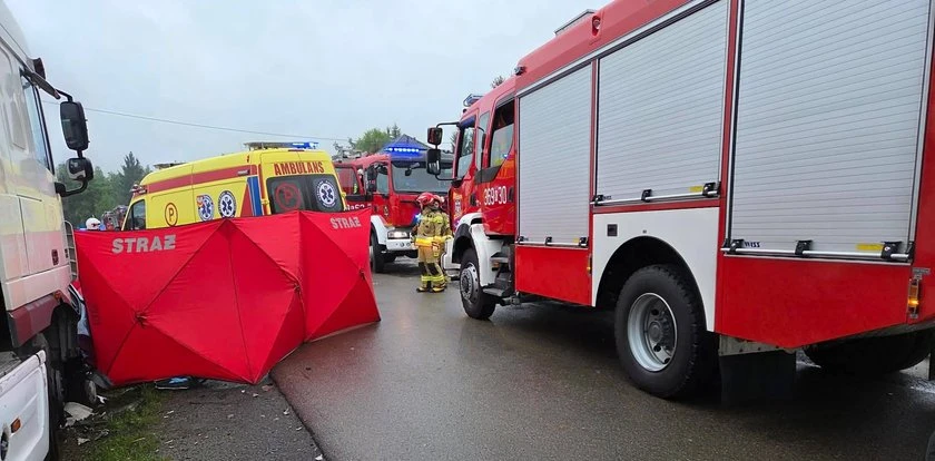 Wjechali w stojącą na poboczu ciężarówkę. Trzy osoby nie żyją