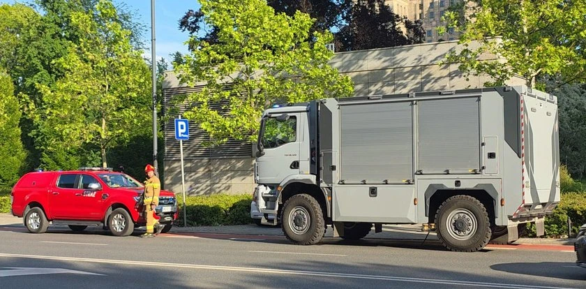 Podejrzana walizka w centrum Warszawy. Na miejsce zjechali policyjni pirotechnicy