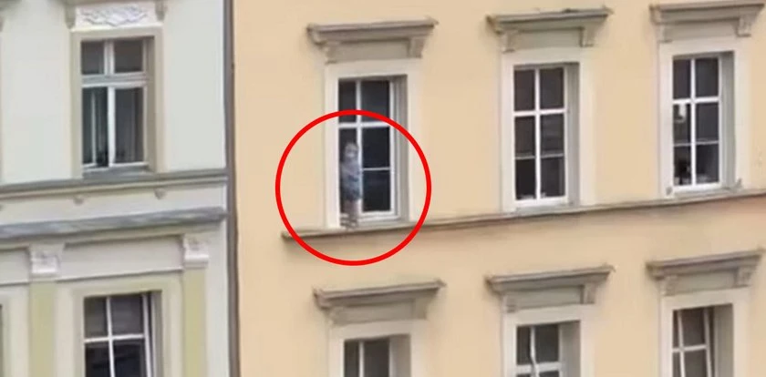 Krzyk przerażenia na rynku w Strzegomiu. 3-latek na parapecie! Matka była… w środku