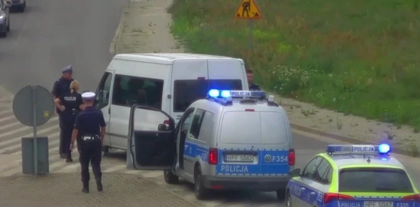 Operator monitoringu zobaczył wsiadających do busa. Przeżył szok. Od razu wezwał policję