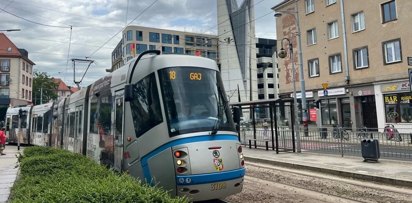 Dramatyczne chwile na przystanku we Wrocławiu. Pasażer tramwaju walczy o życie