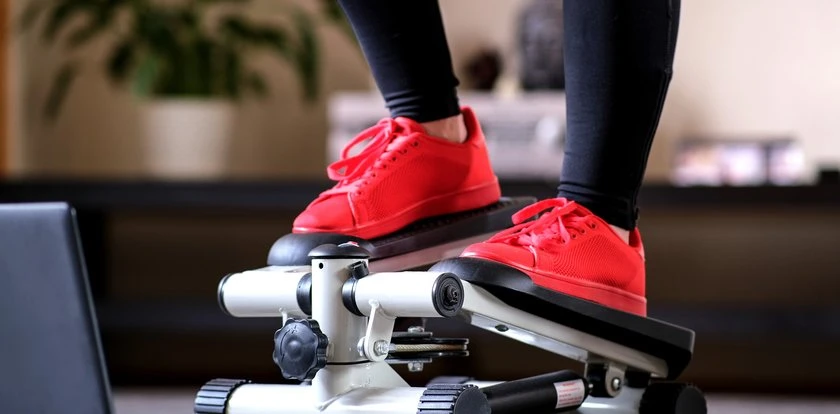 Tanie steppery do małych wnętrz. Schudnij w domu i popraw kondycję