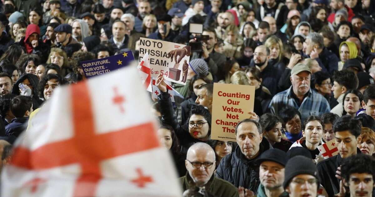 Garściami głosów zapełniali urnę wyborczą. Dwie osoby aresztowane w Gruzji