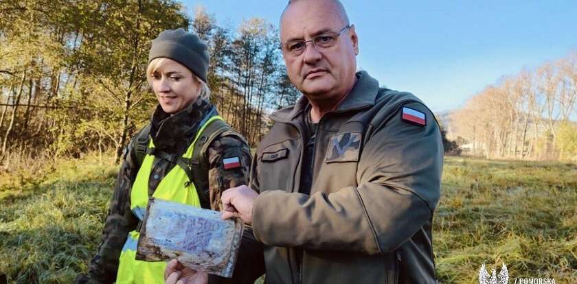 Sprzątając po powodzi, znaleźli zaskakujący pakunek. Emocje szczególnie rozpala jedna rzecz