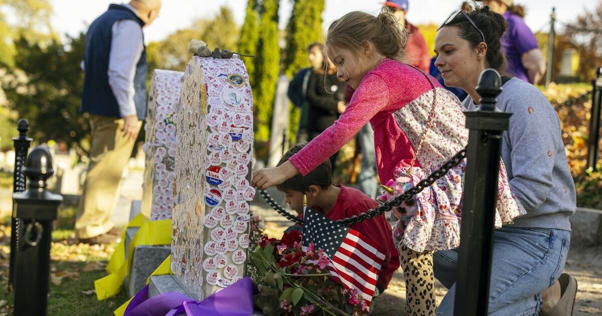 Amerykanki symbolicznie dziękują aktywistce. Po wyborach jej grób ugina się od naklejek z napisem 