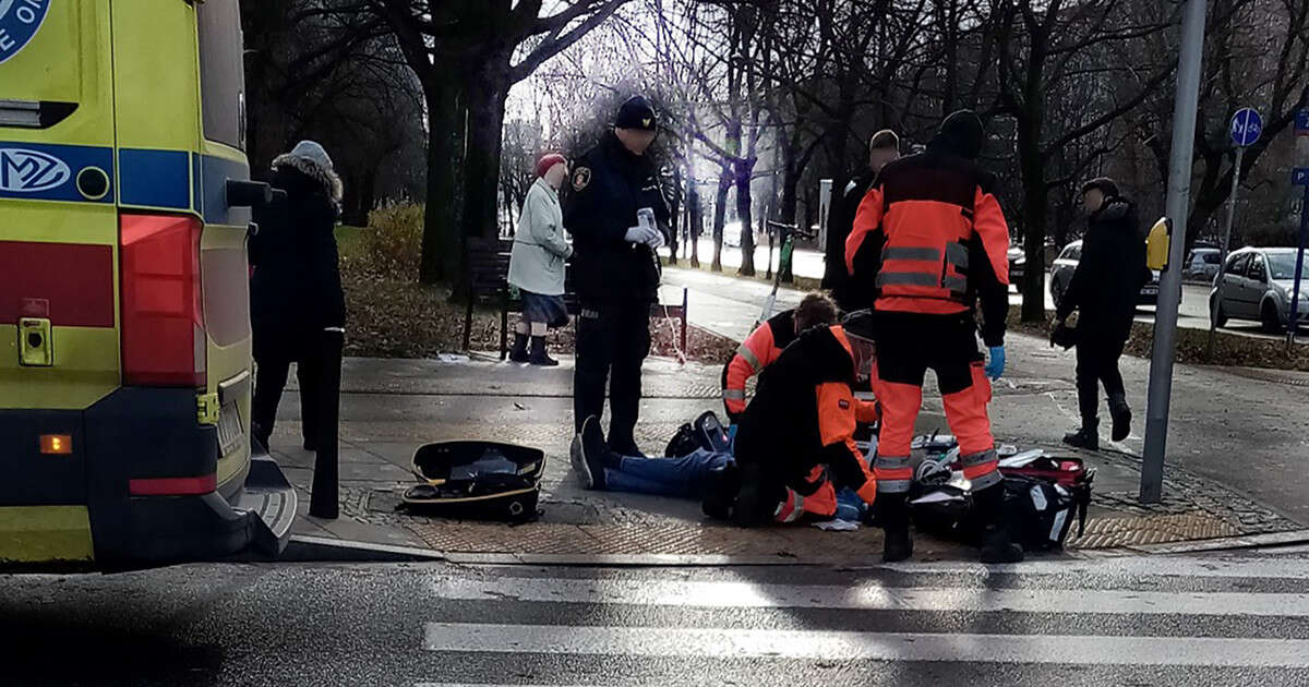 Młody mężczyzna zakasłał i upadł. Rozpoczęła się dramatyczna walka o jego życie