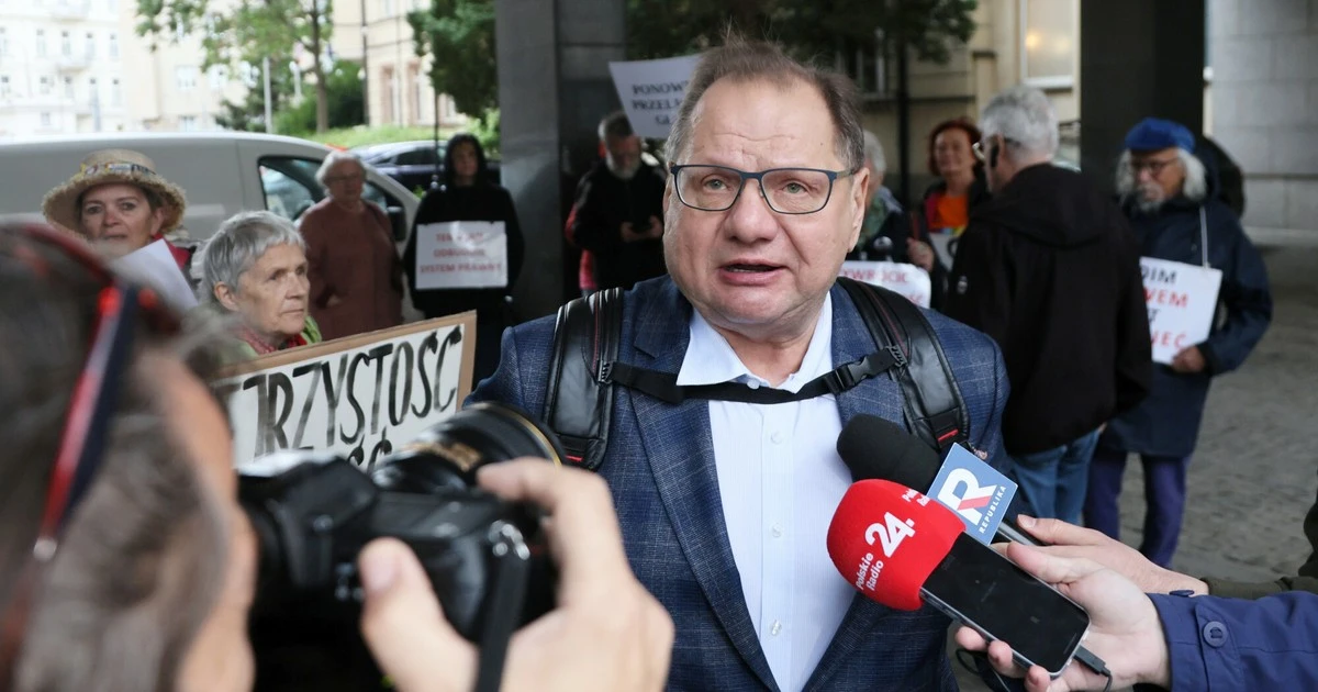 Incydent na placu Zamkowym po uroczystości z Karolem Nawrockim. Rozległy się gwizdy