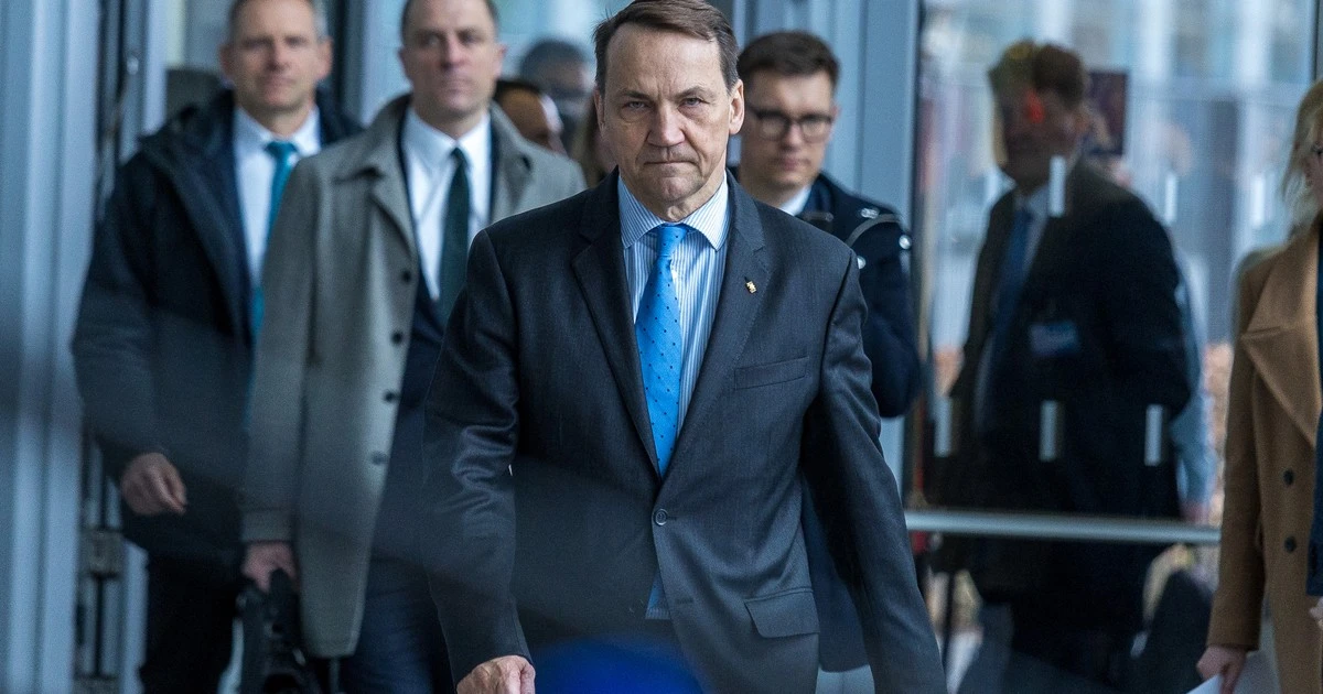 Sikorski: Rosja toczy z Polską wojnę hybrydową. Podpalenia, zabójstwa, szpiegostwo to element planu Putina [WYWIAD]