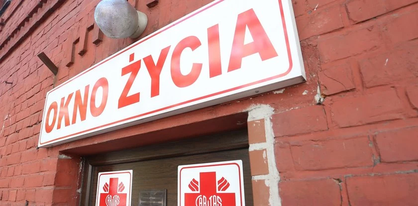 Maleńka dziewczynka w oknie życia w Piekarach Śląskich. 