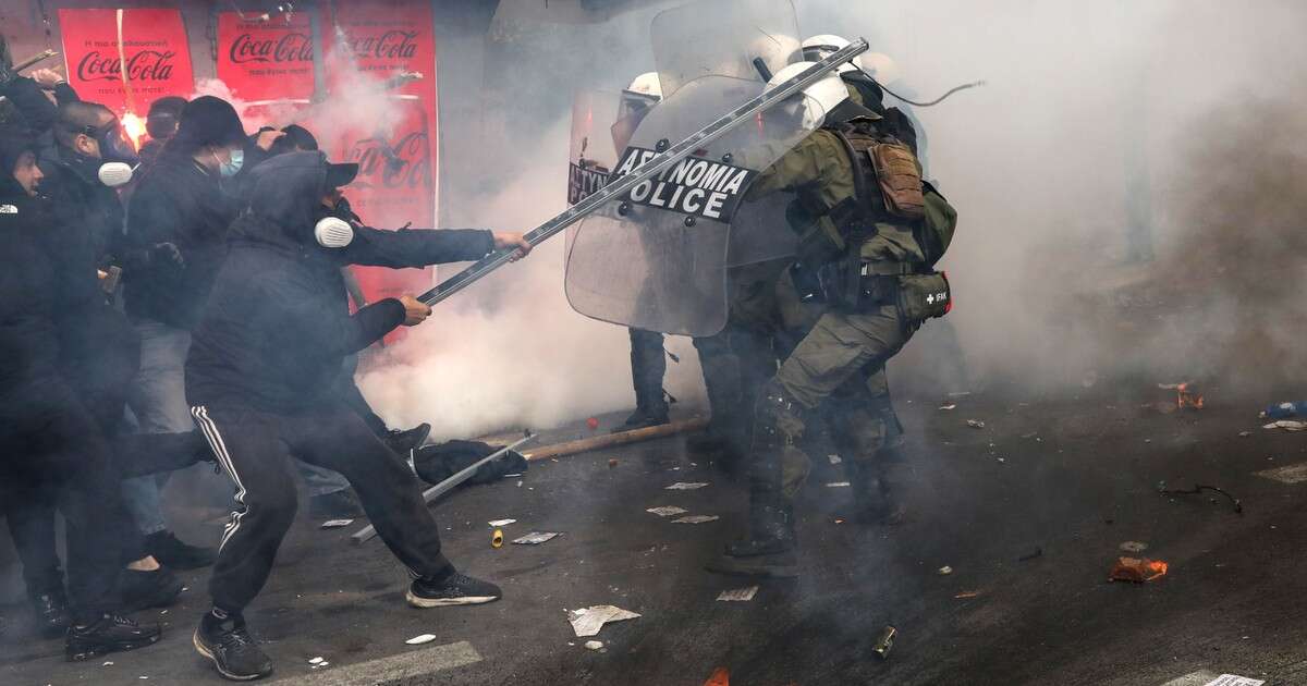 Burzliwe protesty w Grecji w cieniu tragedii. Ludzie uważają, że rząd ukrywa prawdę o największej katastrofie kolejowej w historii kraju