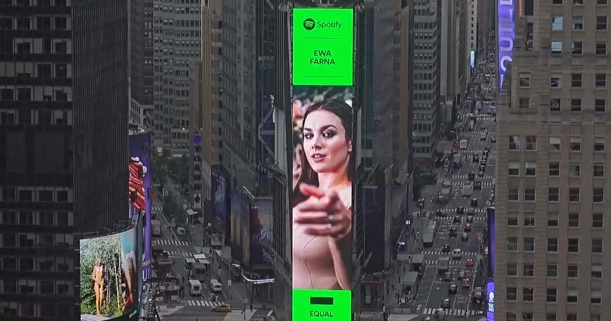 Ewa Farna na nowojorskim Time Square. Spotify promuje równość
