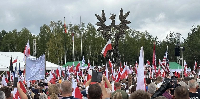 Tysiące osób przyszło zobaczyć tę chwilę. Upamiętnia tragiczną historię