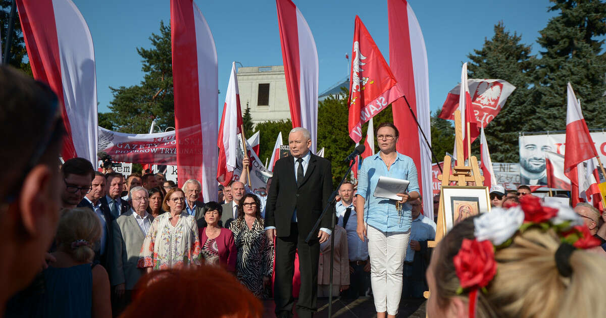 Demonstracja zwolenników PiS przed Sejmem. Znamy dane o frekwencji