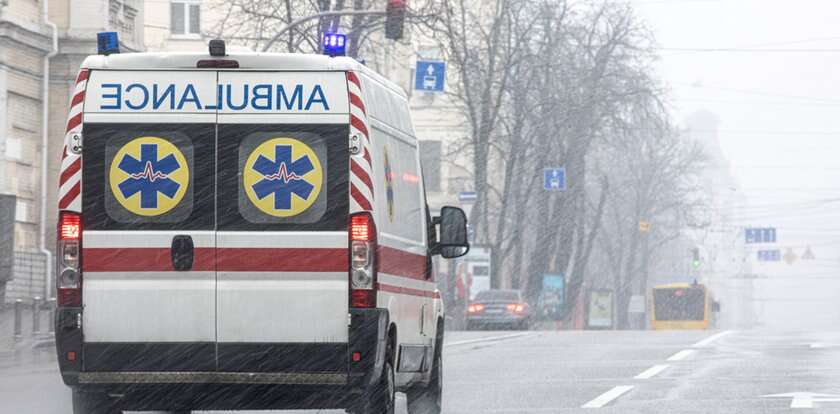 Odgrodzone ulice i psy tropiące. Straszne odkrycie w jednym z budynków w centrum Warszawy