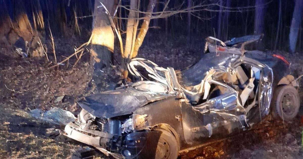 Tragiczny wypadek. Auto zostało zmiażdżone, nastolatkowie zginęli na miejscu