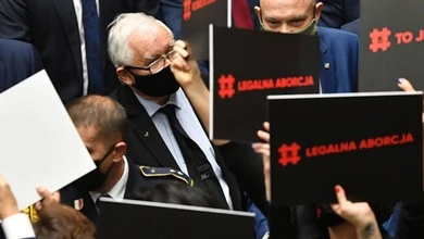Sondaż Kantar: Duży spadek poparcia dla PiS. Rośnie wynik ruchu Hołowni